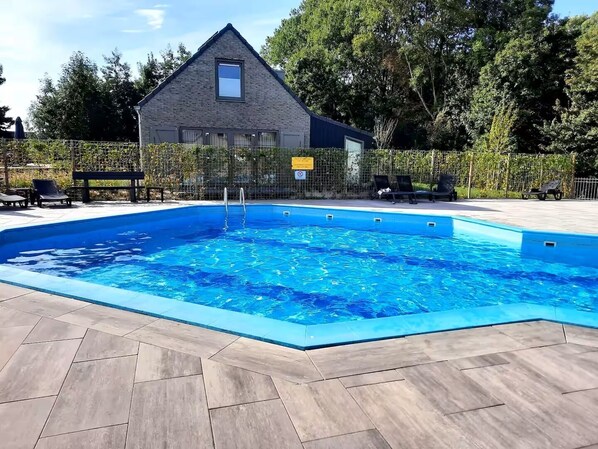 Piscina all'aperto, una piscina riscaldata