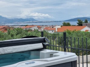 House (Four Bedroom Holiday Home) | Private spa tub - Villa Lea (Kastela)
