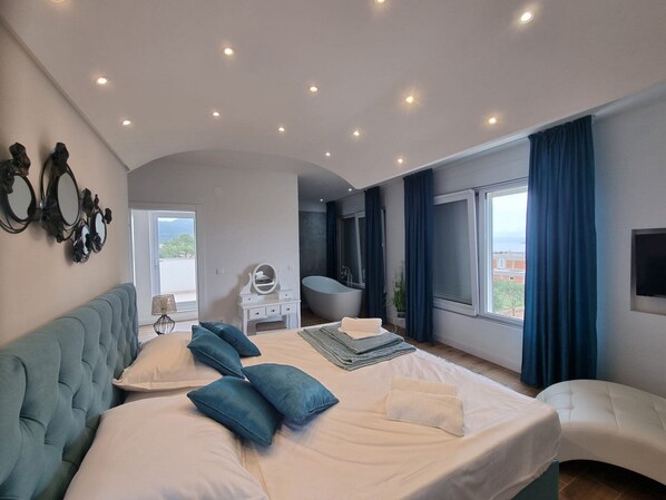 House (Four Bedroom Holiday Home) | 4 bedrooms, cribs/infant beds - Villa Lea (Kastela)