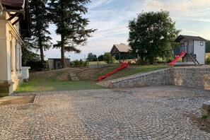 Children's area - Spacious holiday home in Šluknov with private garden (Šluknov)