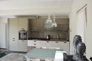 Fridge, oven, stovetop, dishwasher