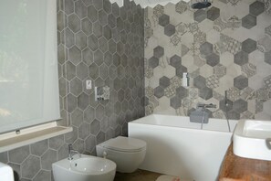 Bathtub, bidet - Belvilla by OYO CÃ  di Leo (Mombaroccio)
