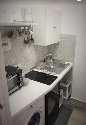 Kühlschrank, Ofen, Herdplatte, Wasserkocher mit Kaffee-/Teezubehör