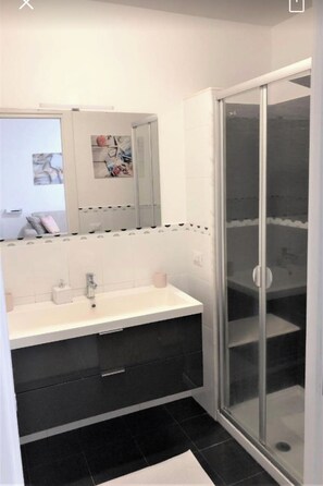 Dusche, Haartrockner, Bidet, Handtücher