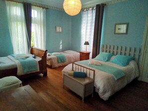 4 bedrooms, travel cot, free WiFi, bed sheets