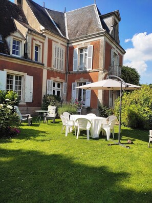 Outdoor dining - Village property in the Perche region with basic shops and SNCF train station. (Sablons sur huisne)