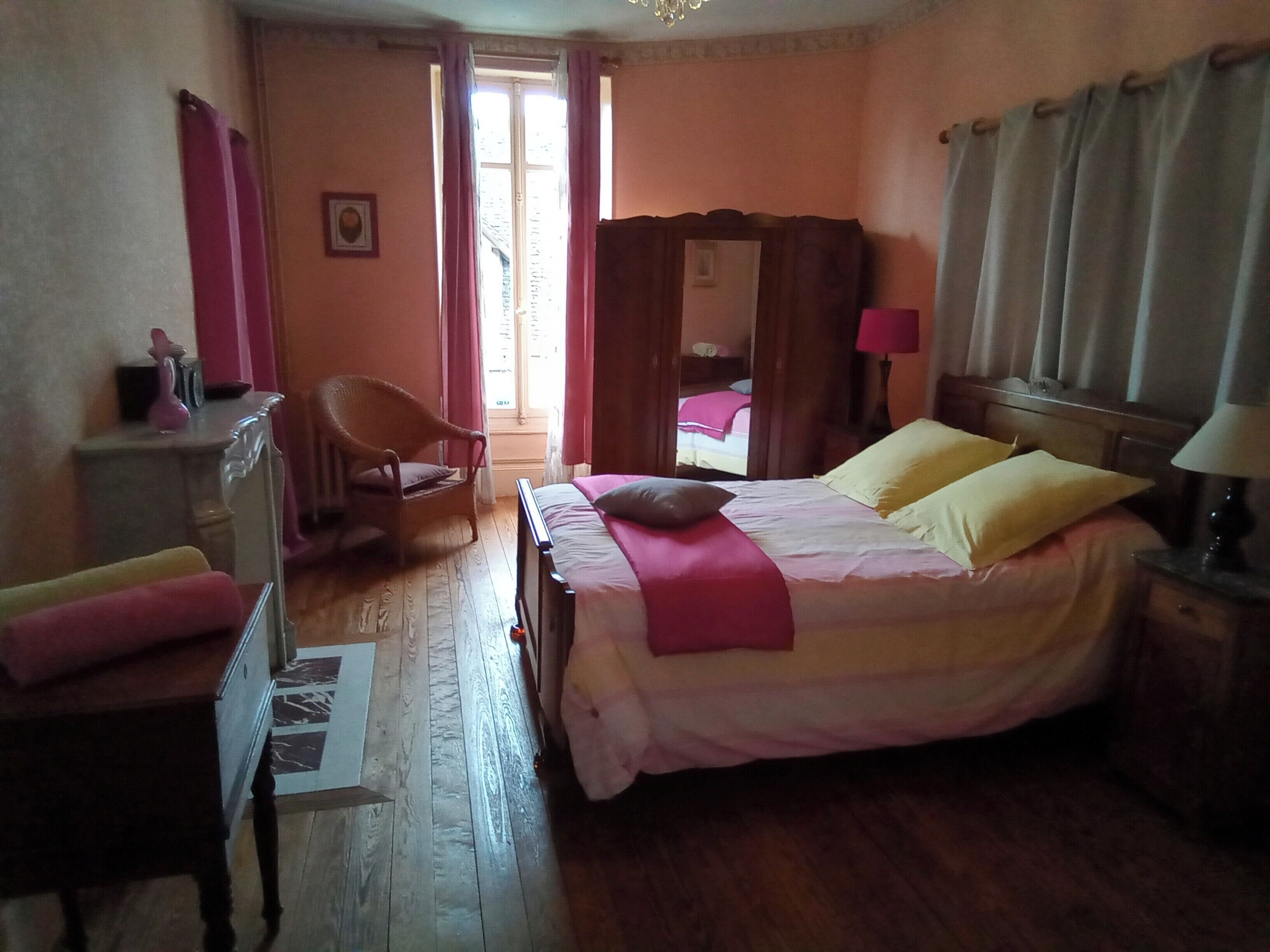 4 bedrooms, travel crib, WiFi (free), bed sheets