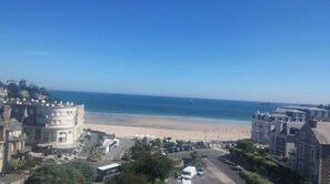 Una playa cerca
