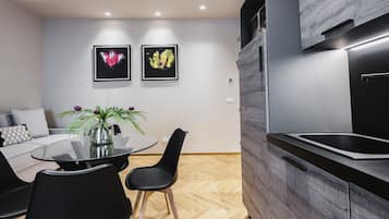 Apartamento luxo | Cozinha privada | Geladeira grande, micro-ondas, cooktop, chaleira elétrica