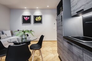 Deluxe Apartment | Private kitchen | Full-size fridge, microwave, stovetop, electric kettle