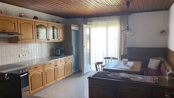 Een koelkast, een kookplaat, een vaatwasser