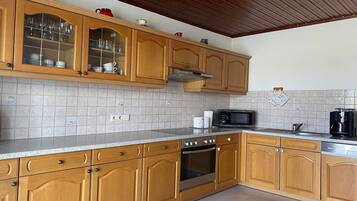 Fridge, stovetop, dishwasher, coffee/tea maker