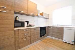 冰箱、微波炉、烤箱、炉灶