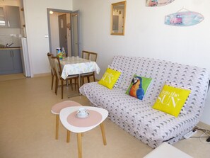 Dining - Beachfront 1BR Apartment with Balcony, 300m from Shops – Parking & End-of-Stay Cleaning Included (Saint-Hilaire-de-Riez)