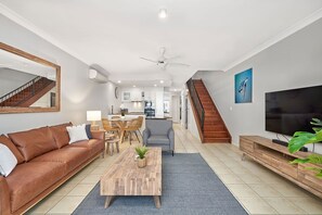 TV - Coral Views At Clifton beach (Clifton Beach)