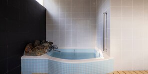 Traditional-Villa | Badezimmer | Badewanne und Dusche (separat), Designer-Toilettenartikel, Haartrockner