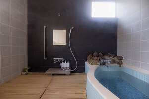 Bañera y ducha independientes, artículos de tocador de diseñador