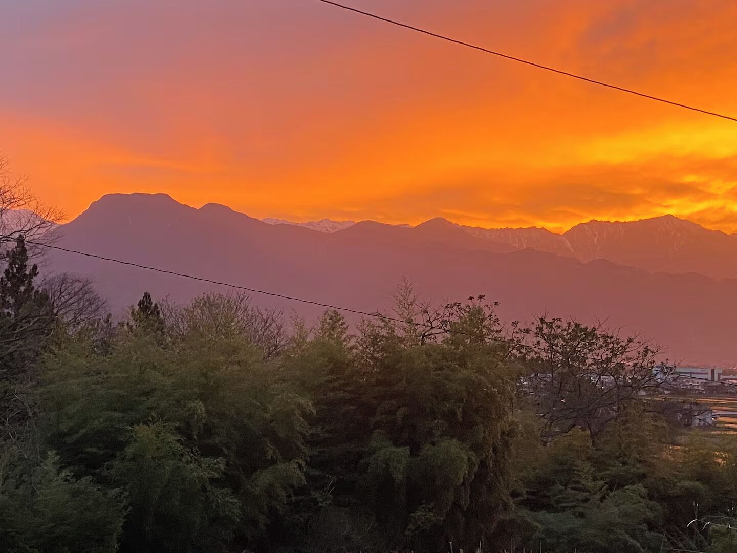 Paesaggio montuoso con un tramonto.