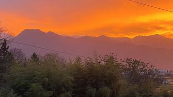 Paesaggio montuoso con un tramonto.