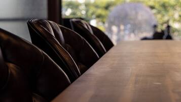 Una mesa de madera con sillas de cuero en un comedor.