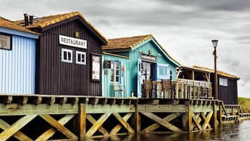 Une jetée en bois avec un restaurant et un café.