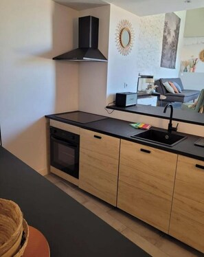 Een koelkast, een microgolfoven, een oven, een kookplaat