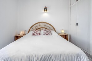 2 bedrooms, iron/ironing board, WiFi