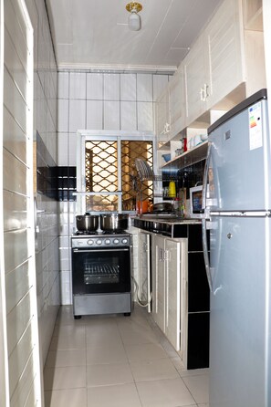 Dishwasher - Comfortable apartment with hot water and washing machine (Douala)