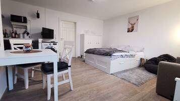 1 habitación, tabla de planchar con plancha y cuna de viaje