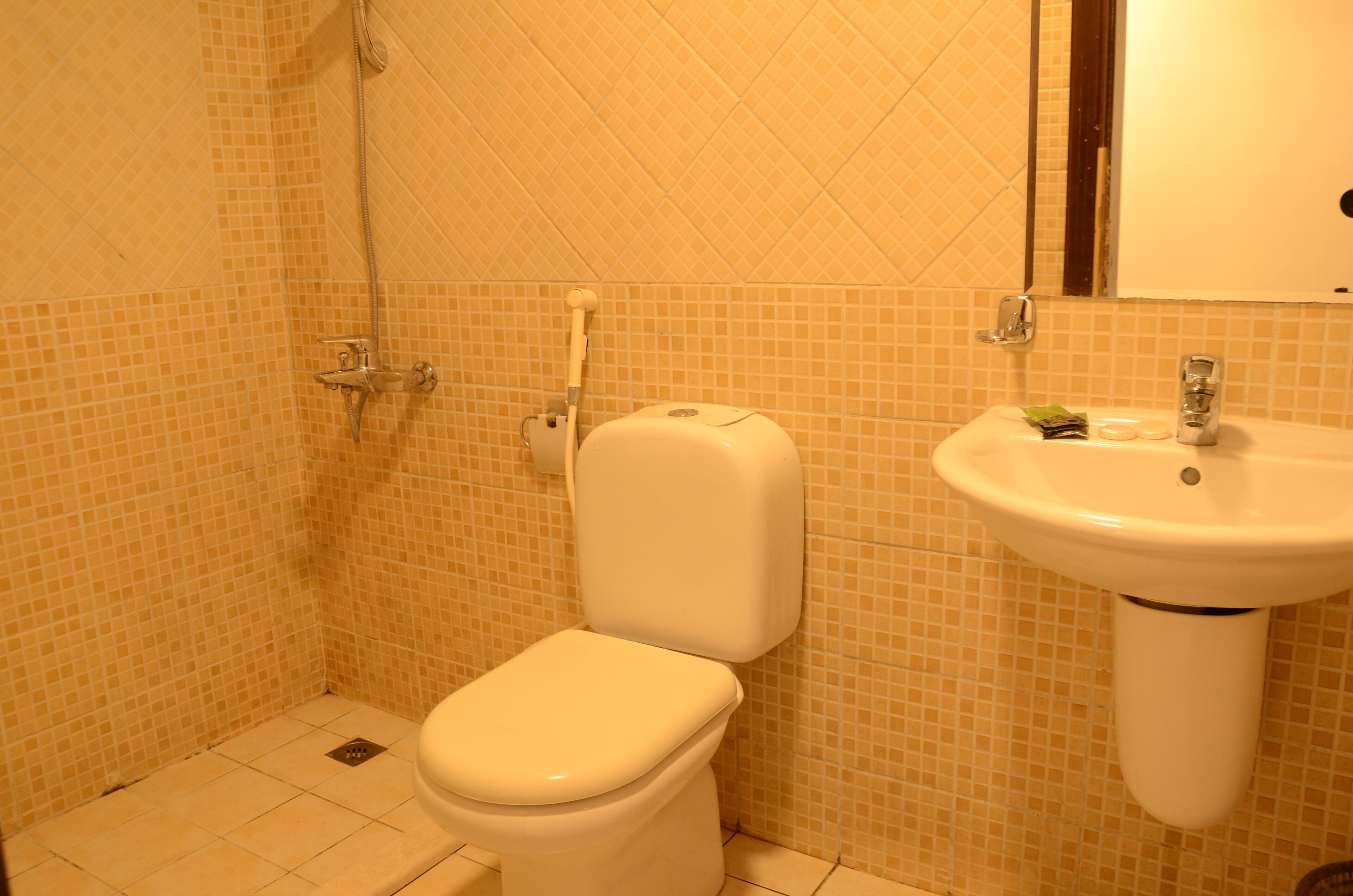 shower, rainfall showerhead, free toiletries, towels