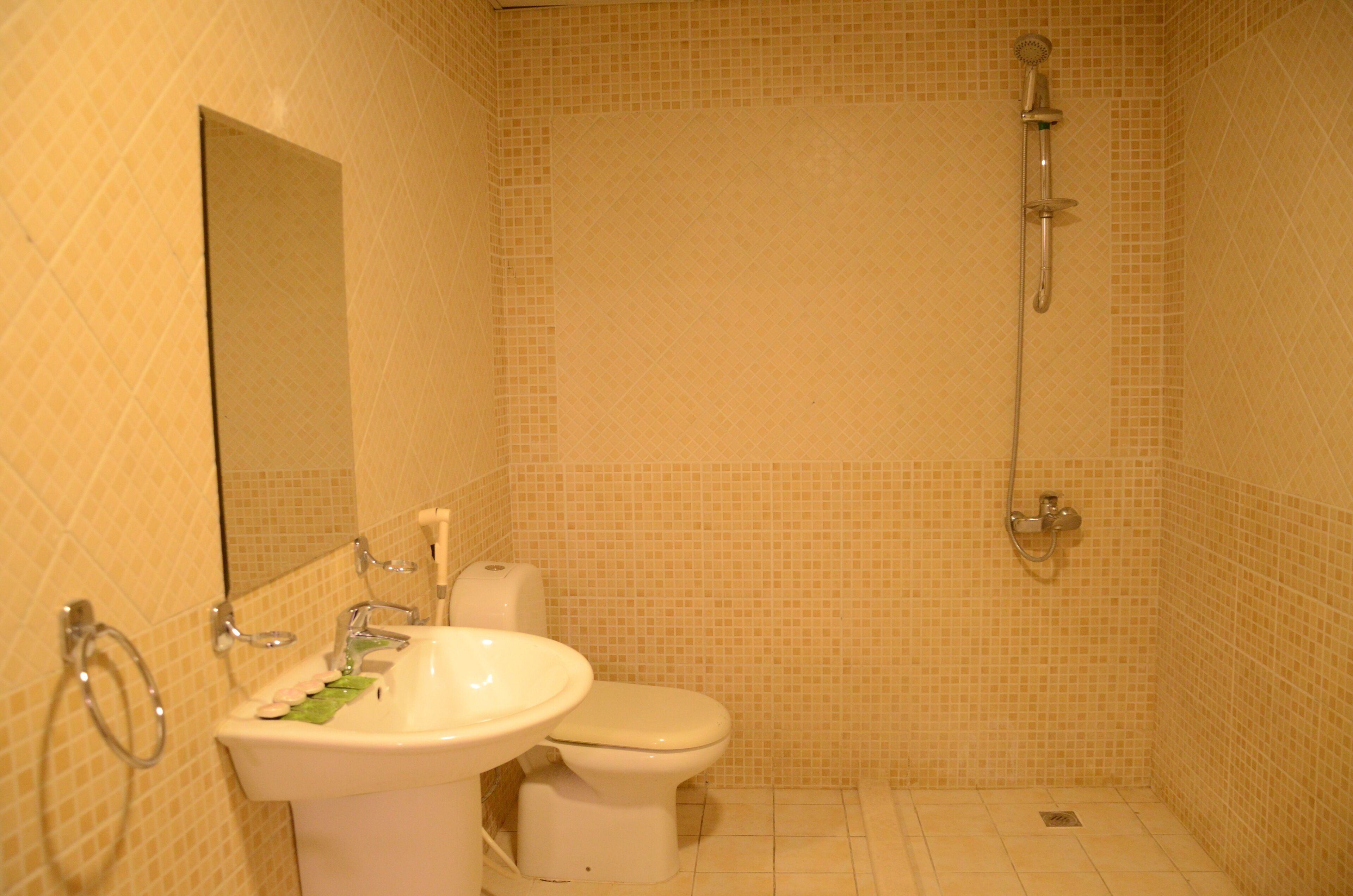 shower, rainfall showerhead, free toiletries, towels