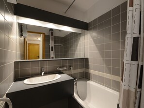 Bathroom - Cozy apartment, near slopes, balcony, pets allowed (Belle Plagne)