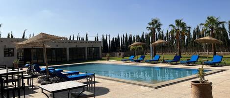 Una piscina al aire libre