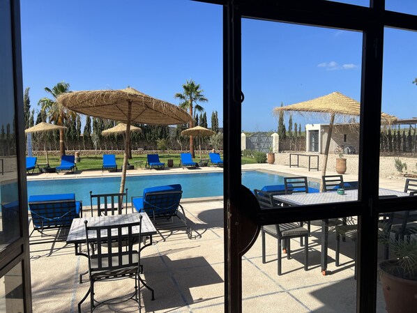 Una piscina al aire libre