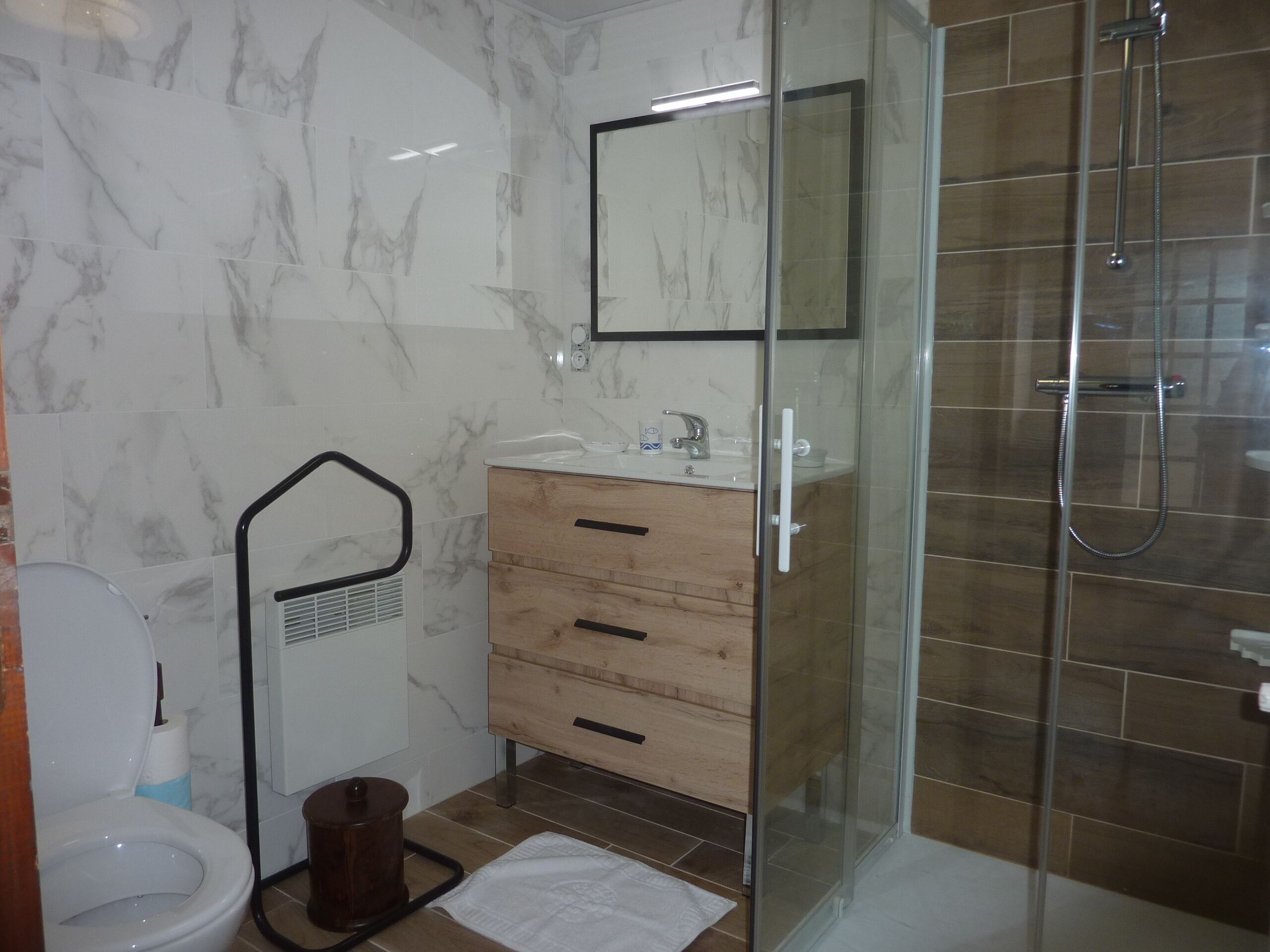 Een douche, een haardroger, handdoeken, toiletpapier