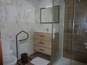 Regadera, secadora de cabello, toallas, papel de baño