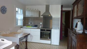 Een koelkast, een microgolfoven, een oven, een kookplaat