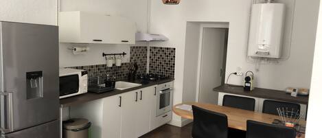 Refrigerador, microondas, horno, placa de cocina