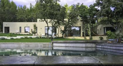 Villa Victor Uzes - 4 Bedrooms Heated Swimming Pool and Jacuzzi