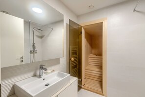 Een douche, een haardroger, een bidet, handdoeken