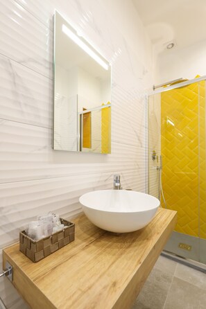 Junior Room | Bathroom | Shower, rainfall showerhead, free toiletries, hair dryer - Baia Flegrea Meublè (Bacoli)