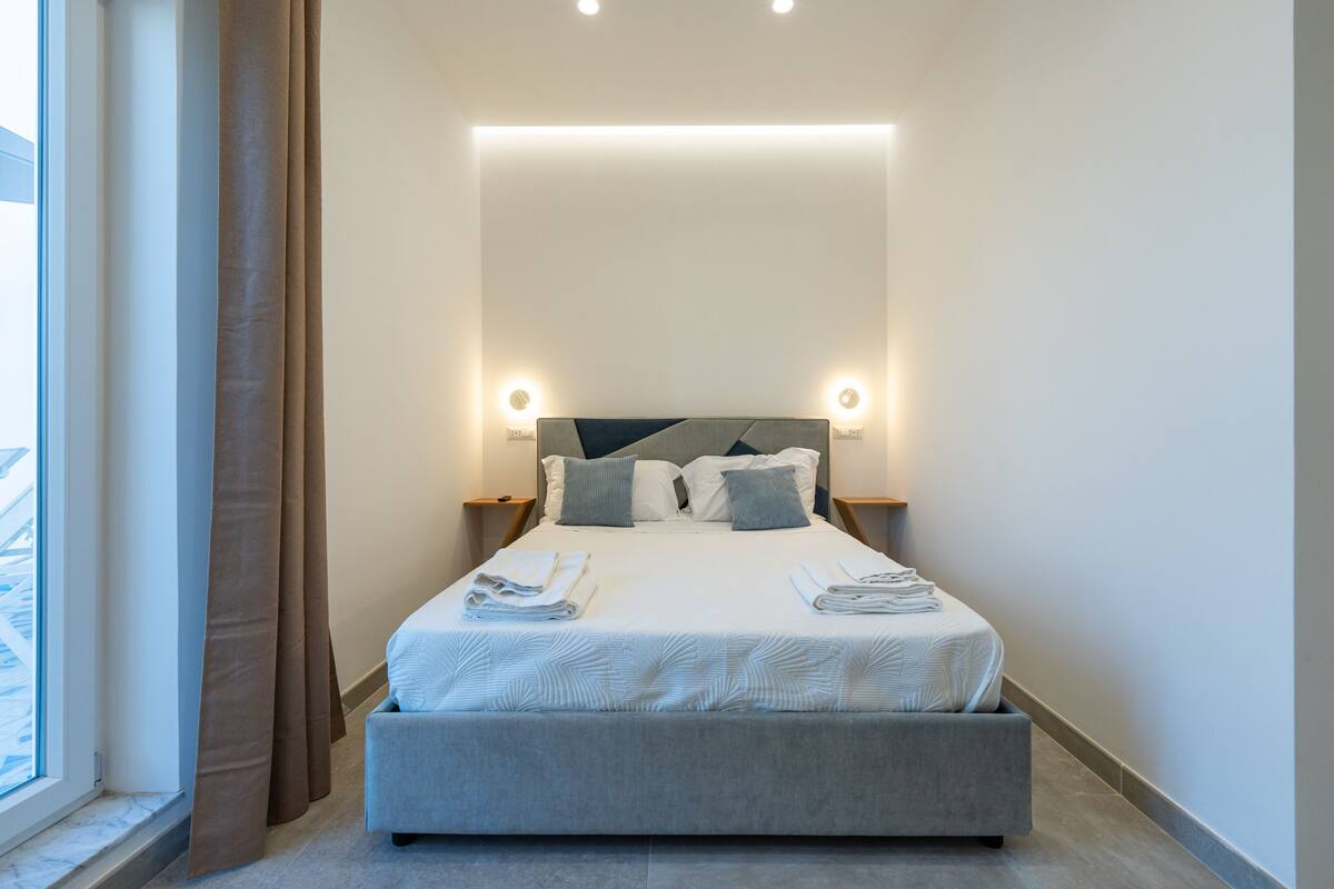 Premium bedding, soundproofing, free WiFi, bed sheets