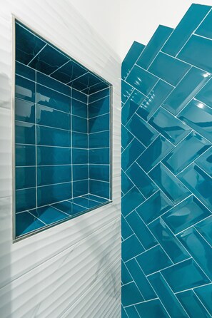 Classic Studio Suite | Bathroom | Shower, rainfall showerhead, free toiletries, hair dryer - Baia Flegrea Meublè (Bacoli)