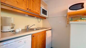 Jääkaappi, mikroaaltouuni, uuni, astianpesukone