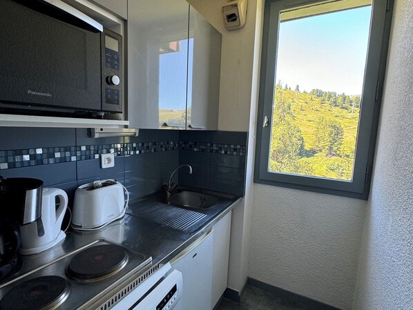 Réfrigérateur, lave-vaisselle, cafetière/bouilloire, grille-pain