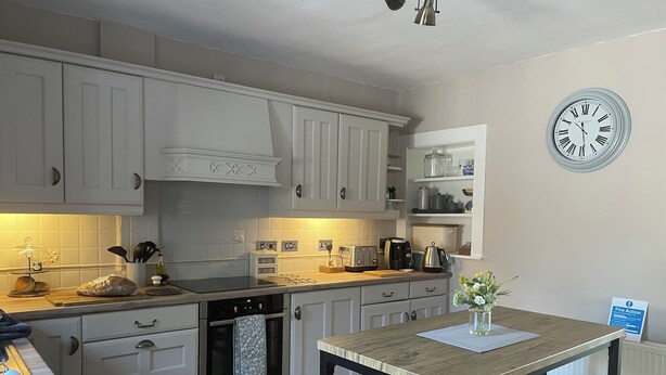 Fridge, microwave, oven, stovetop - Cosy and Quiet Countryside Cottage (Carnforth)