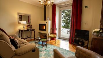 Een smart-tv, een open haard, een dvd-speler en boeken