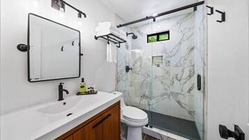 Secador de cabelo, toalhas de banho