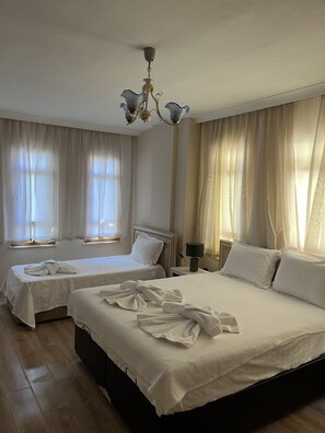 Kamar Twin Mewah | Minibar, brankas, dan seprai linen