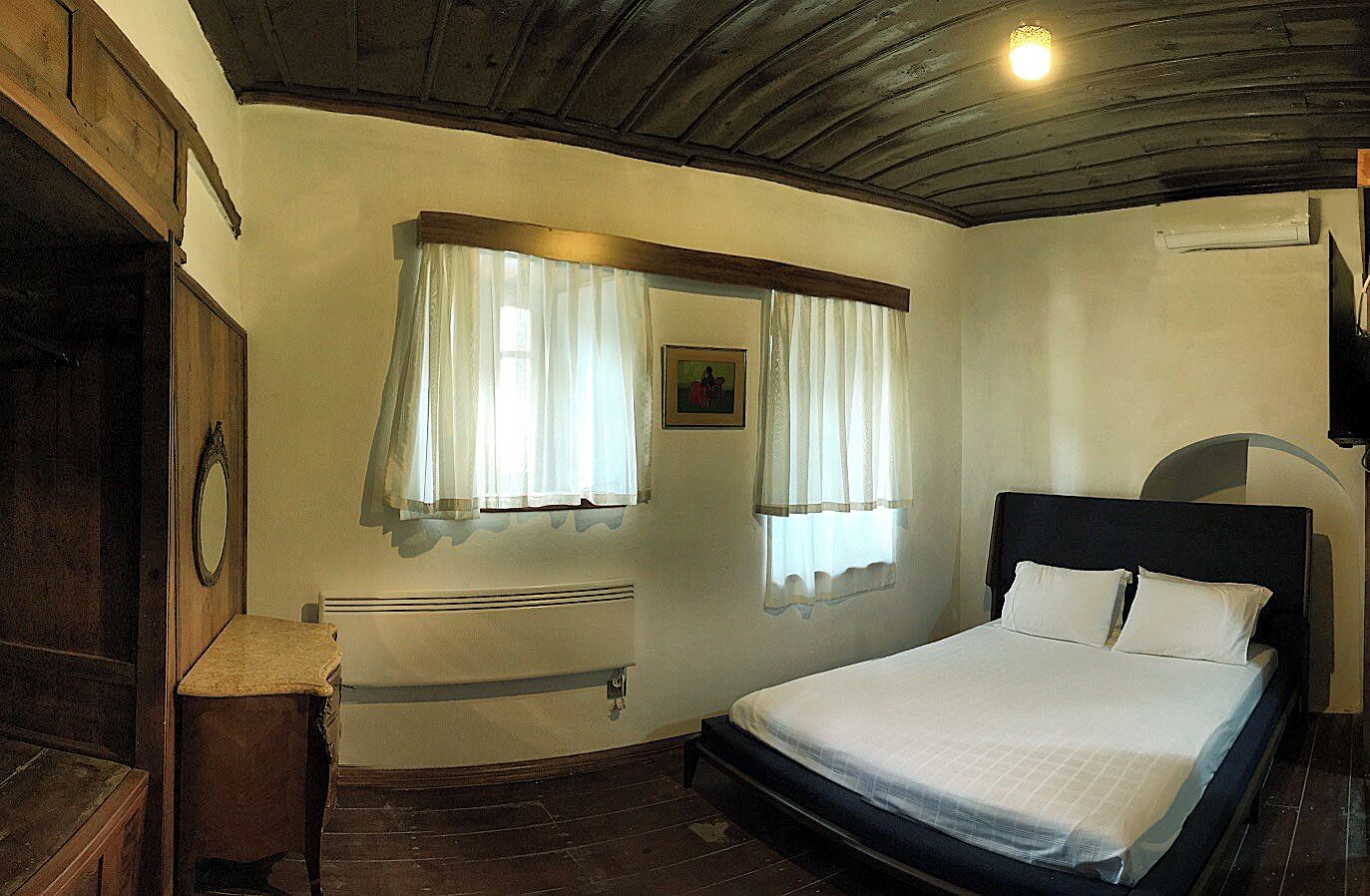 Deluxe Room | Minibar, in-room safe, bed sheets